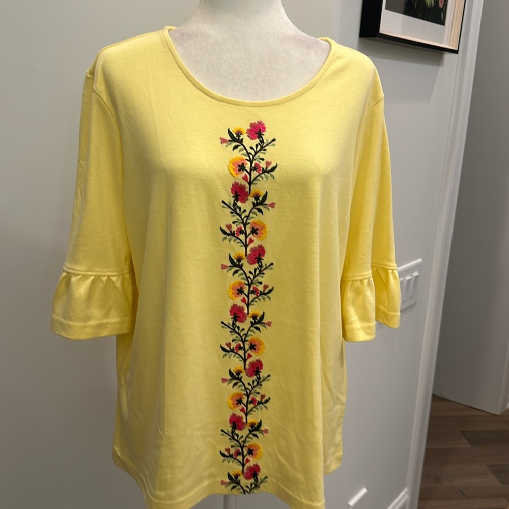 NWOT- BLAIR  short sleeve floral embroidered front yellow blouse . Size …